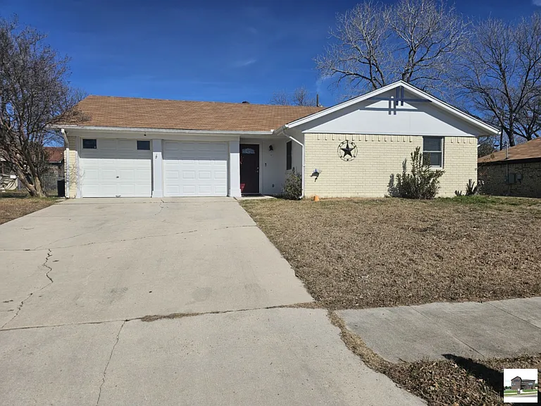 211 E Hogan Dr — Photo 6