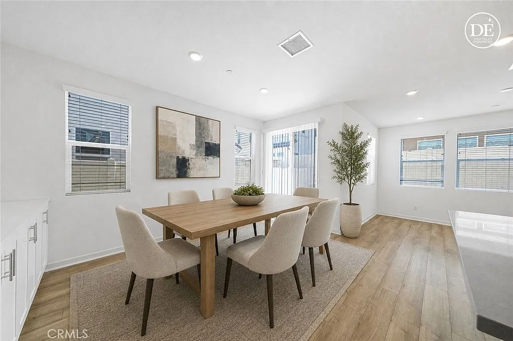 4 bed, 2175 sqft, $4,100 — Photo 3