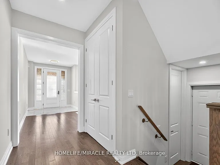1032 Edinburgh Dr — Photo 8
