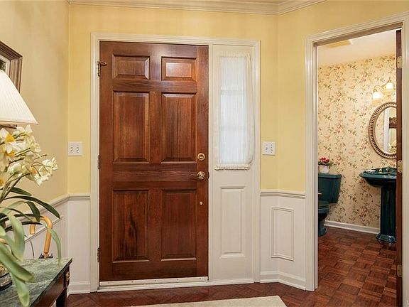 3rd image of 52 Hampton Hill Dr