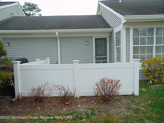 3rd image of 889A Stratford Court