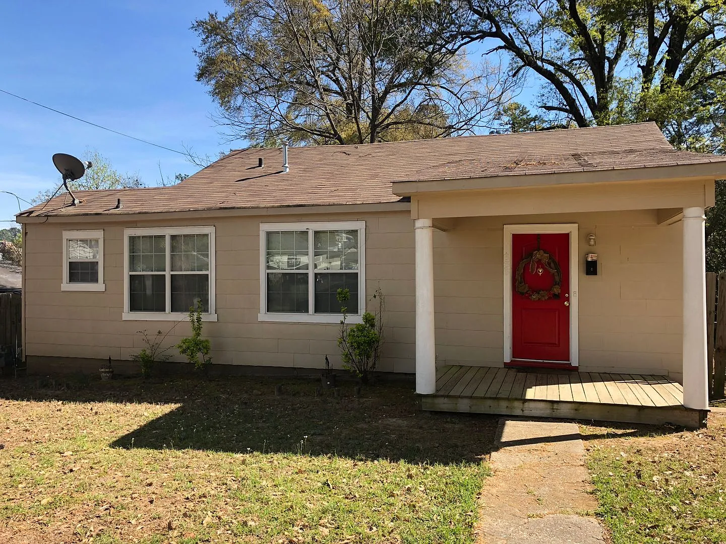 Super cute home right off of Line Avenue! — Photo 1