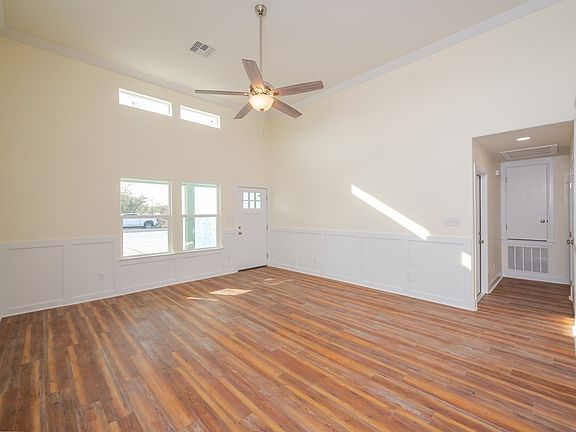 2nd image of 302 Steart St