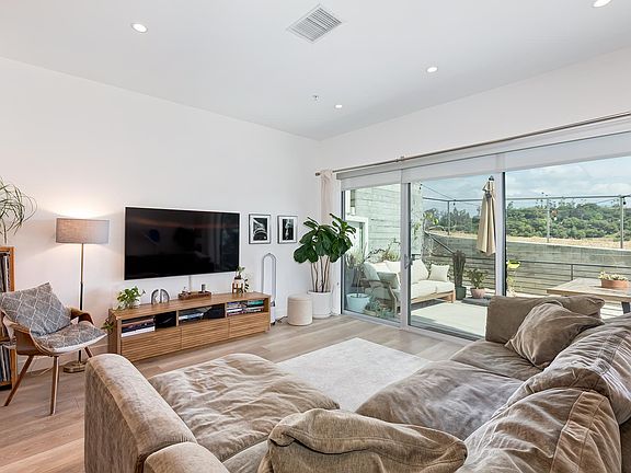 3rd image of 957 Figueroa Ter #313