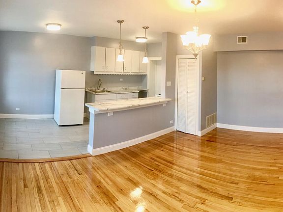 Spacious living, breakfast bar and kitchen