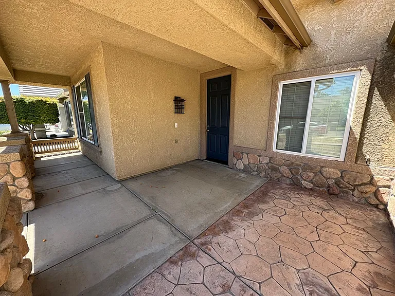 722 W James Ct — Photo 2