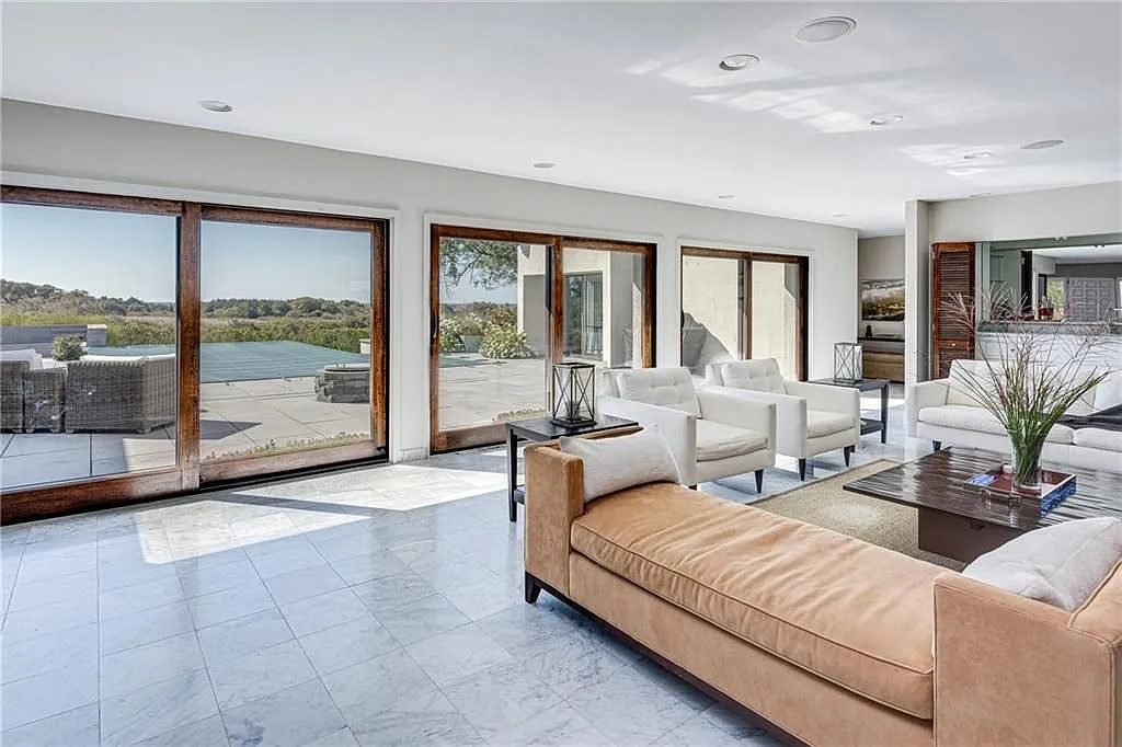 4 bed, 4.0 bath, 4131 sqft, $20,000 — Photo 4