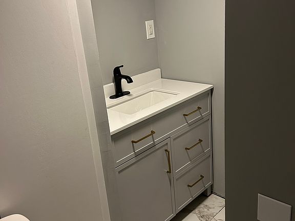 3rd image of 391 Ellsworth Ave #1