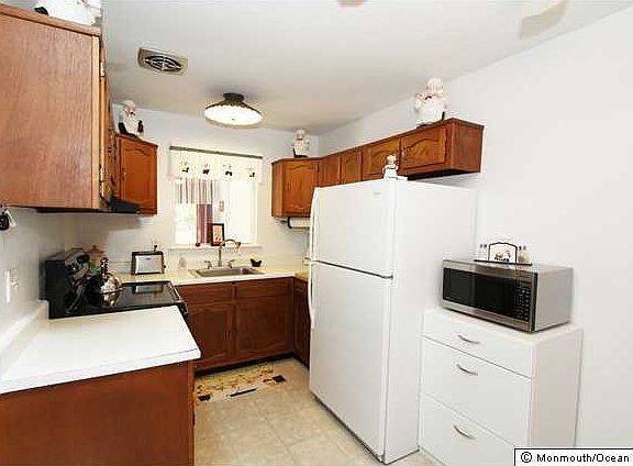 2nd image of 28 Lexington Drive #D