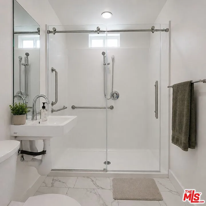4 bed, 2.0 bath, 1370 sqft, $4,850 — Photo 4