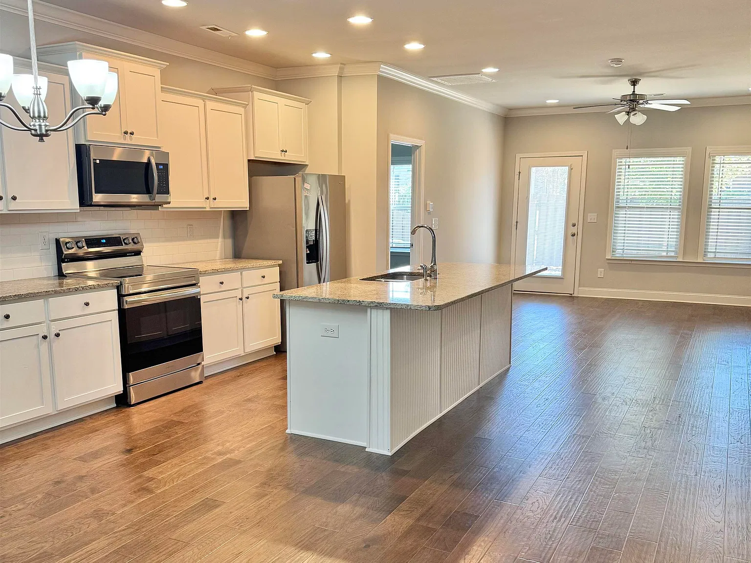 4 bed, 3.0 bath, 2395 sqft, $2,350 — Photo 4