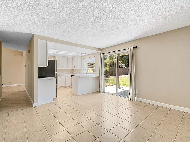 6733 N Warren Ave — Photo 11