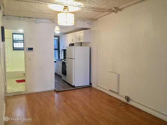 4th image of 260 W 29th St Lbby 1