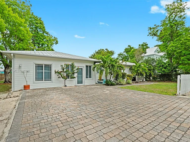 4 Transylvania Ave — Photo 17