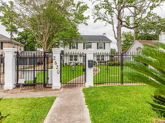 3rd image of 2620 Gladys Ave
