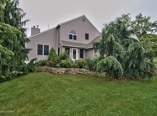 2974 Whitetail Deer Dr, Bath, PA 18014