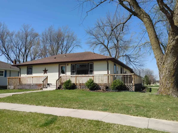 628 E Prospect St, Manchester, IA 52057