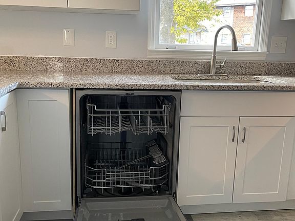 Fitted with dishwasher.