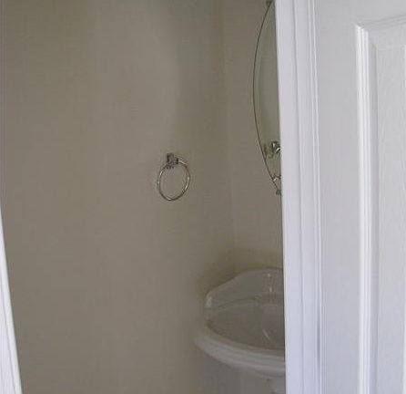 5th image of 1046 Rosemont Ave