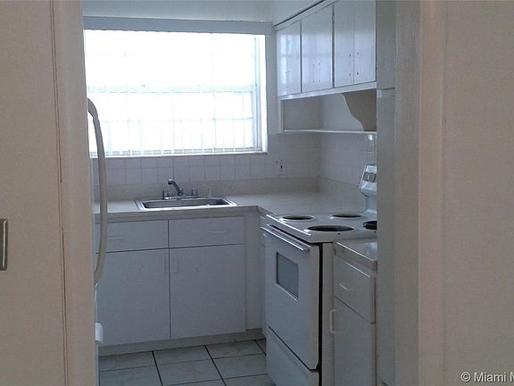 5th image of 1940 Bay Dr APT 9