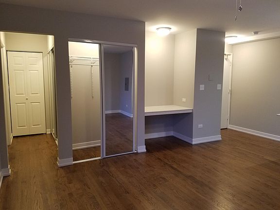 3rd image of 549 W Oakdale Ave APT 1