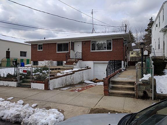 Front House w/Apt Entrance