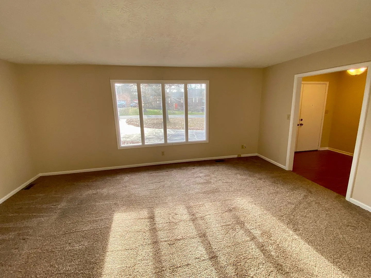 Halehaven Home: Beautifully Renovated 3 bdrm, 2.5 bath with finished basement — Photo 3