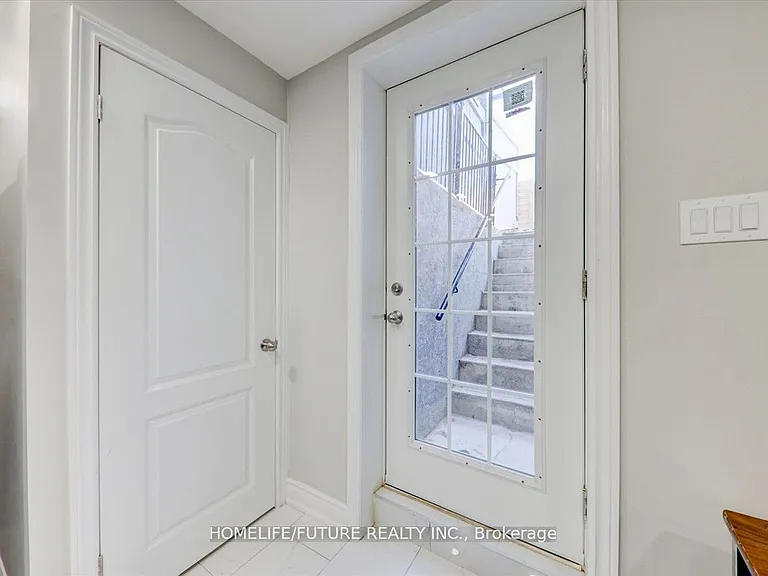 939 Miller Park Ave #BASEMENT — Photo 5