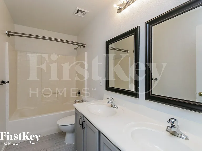 1130 E Oak Rd — Photo 13