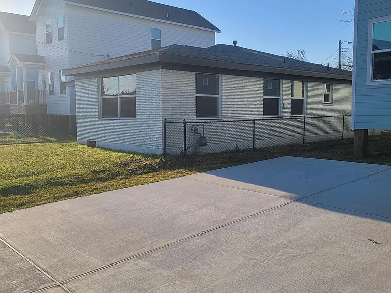 4024 Avenue N 1/2 — Photo 22