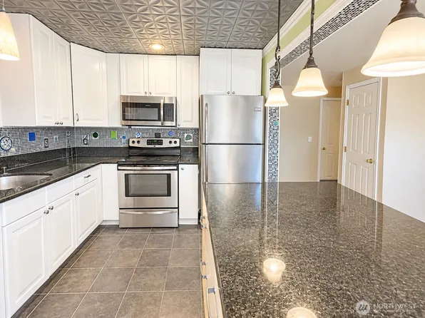 18523 68th Street #205, Kenmore, WA 98028
