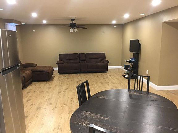 2nd image of 10 Oak Crest Pl Unit 1