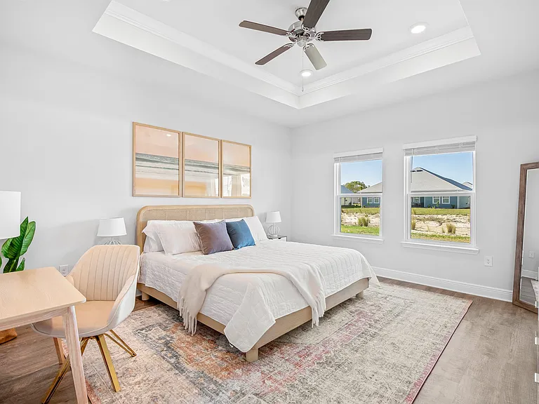 Owners suite - K bed, luxury linens. desk for Remote work, ceiling fan