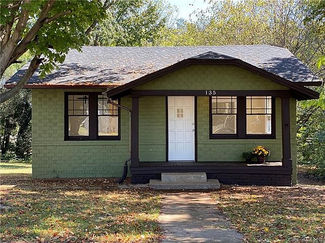 1st image of 135 Woodlawn Dr