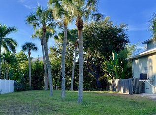 346 Island Cir, Sarasota, FL 34242