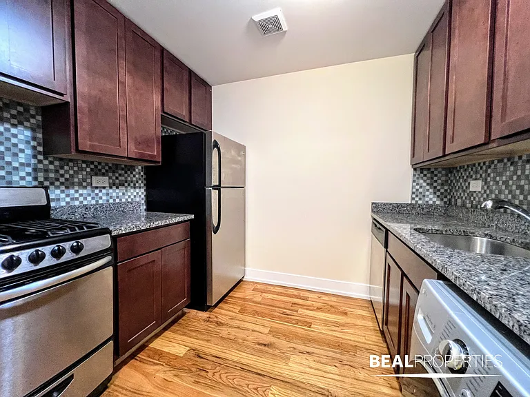 555 W Arlington Pl — Photo 10