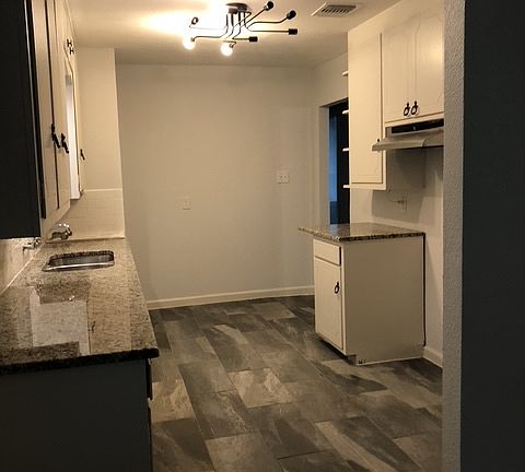 3rd image of 619 Marchmont Ln