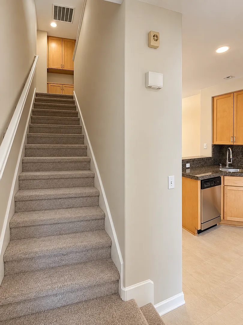 Beautiful updated luxury townhouse looking for new tenants — Photo 3