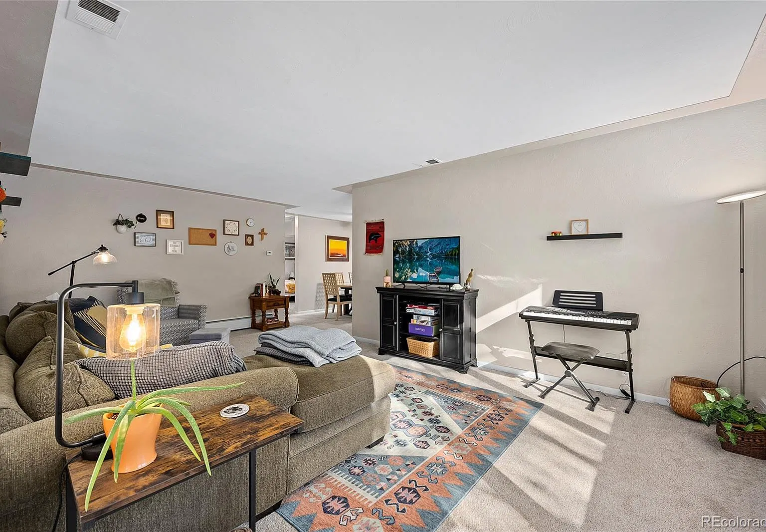5 bed, 2.0 bath, 2200 sqft, $3,750 — Photo 3