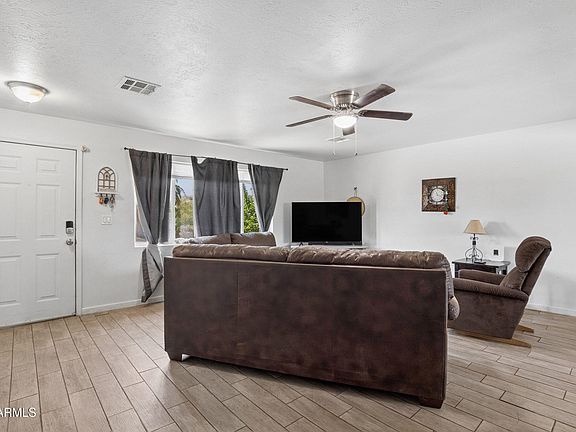 5th image of 414 W BUTTE Circle
