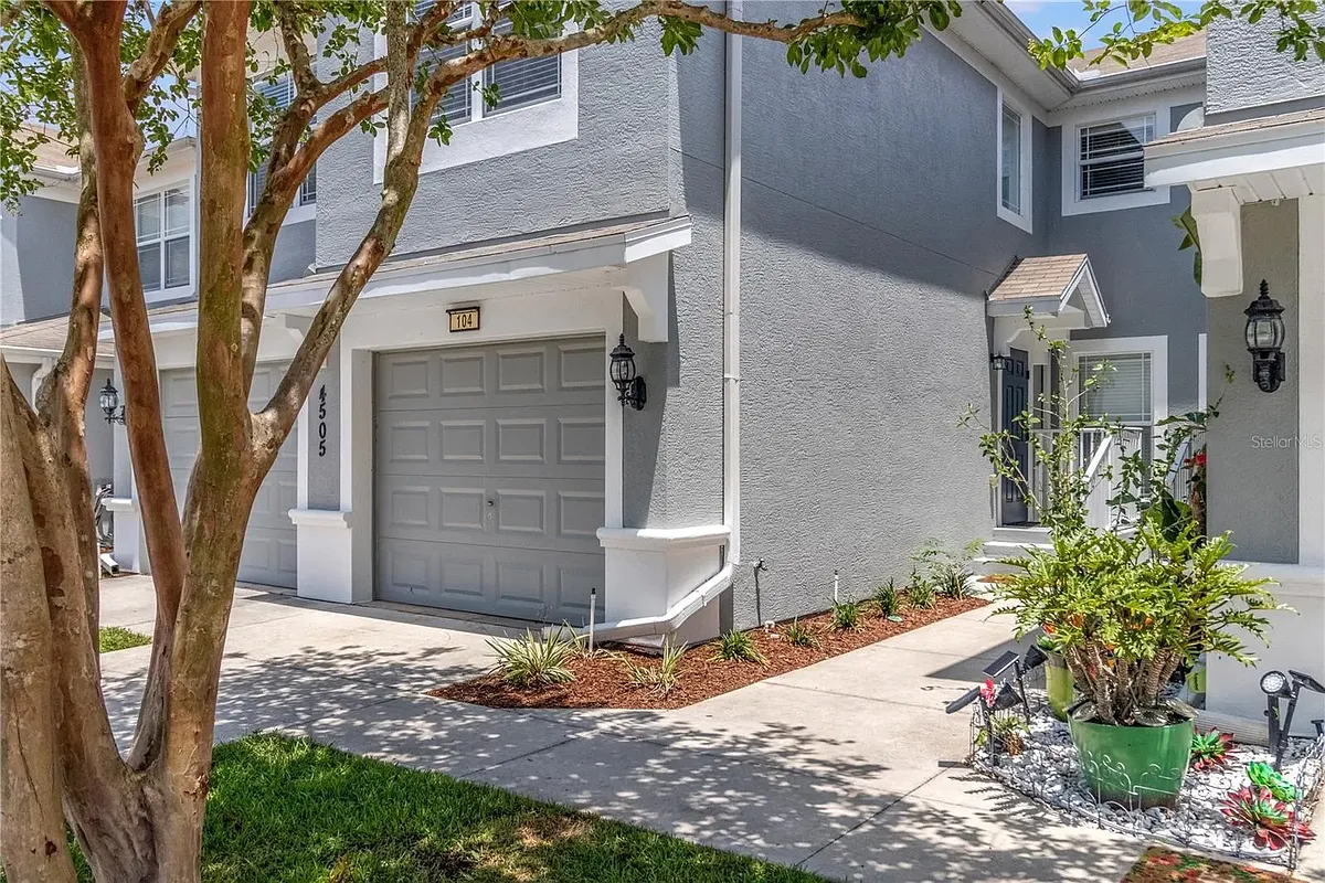 Building Photo - 4505 SW 52nd Cir #104
