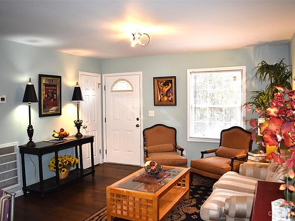 4th image of 1033 Parkview Dr
