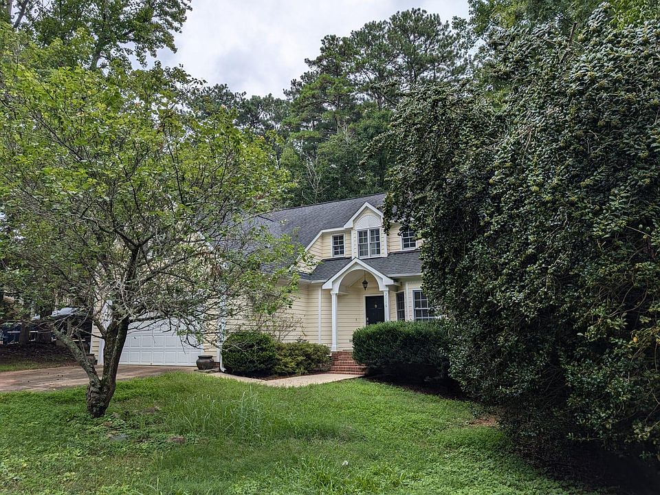 Front of house w/fruit tree and large holly bushes provide tons of privacy +birdwatching! (lawn will be freshly manicured for new tenant)