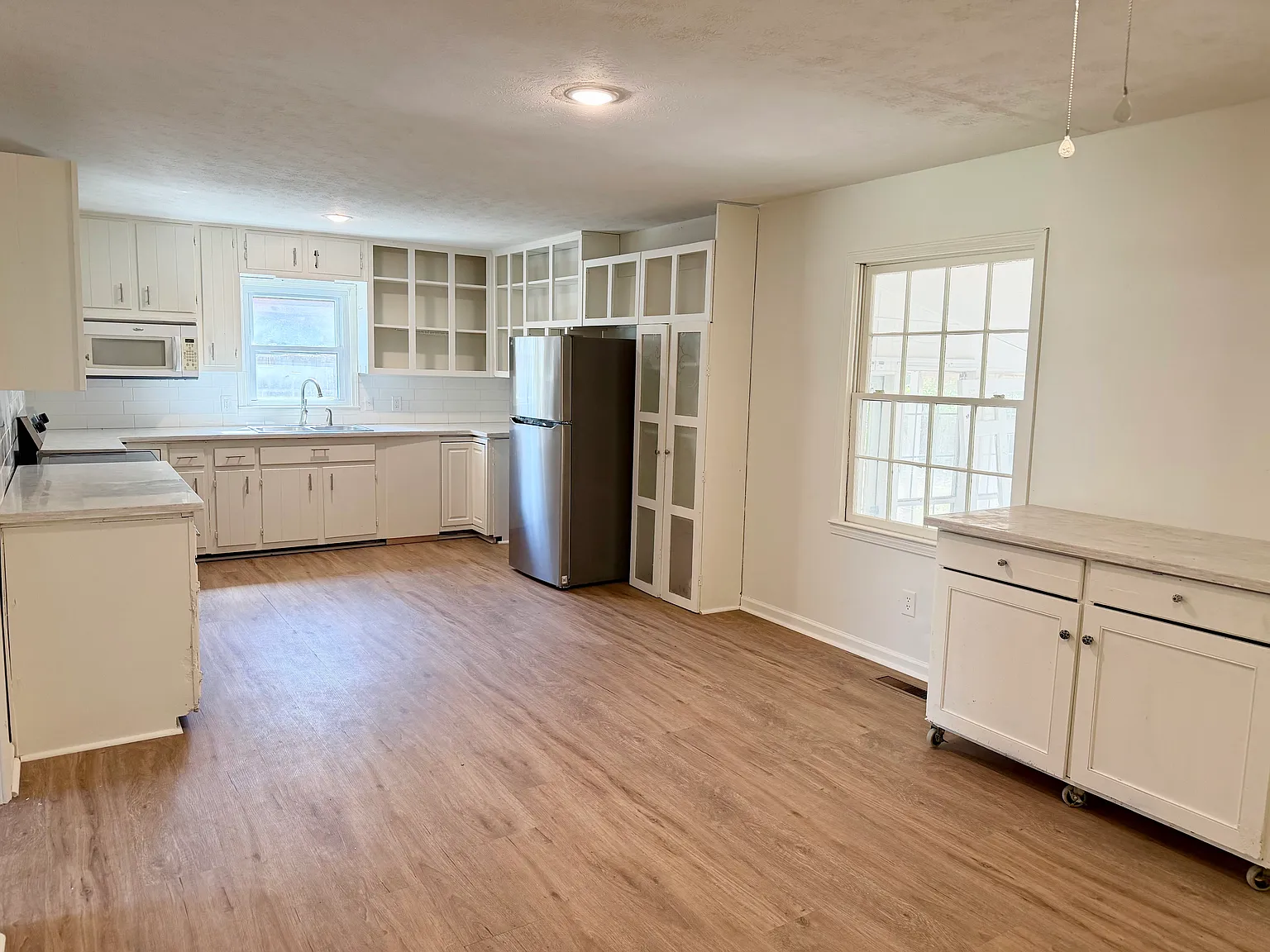 3 bed, 2576 sqft, $2,400 — Photo 3