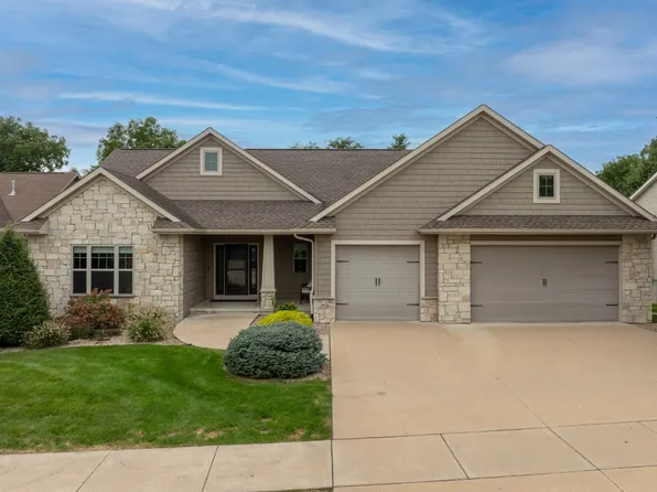 2926 Diamondhead Rd, Hiawatha, IA 52233