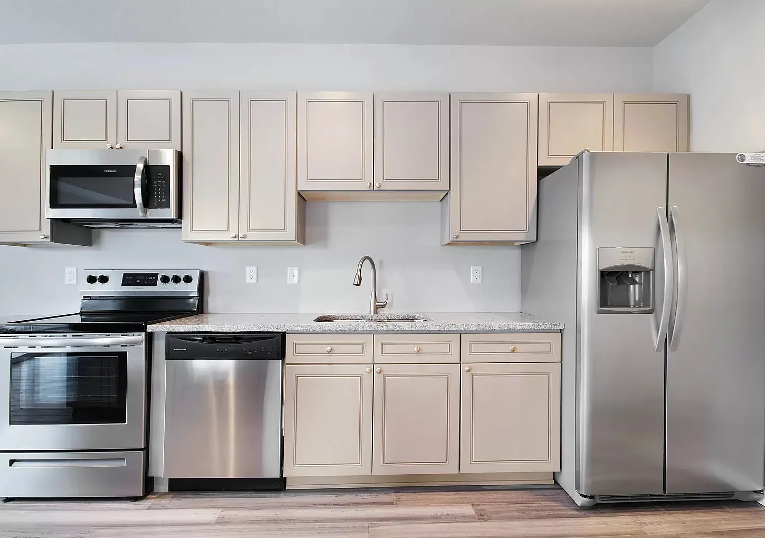 Fabulous 3 bed, 2.5 bath townhome with 1 car garage — Photo 1