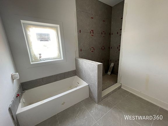 5th image of 2040 W Washington Blvd #3