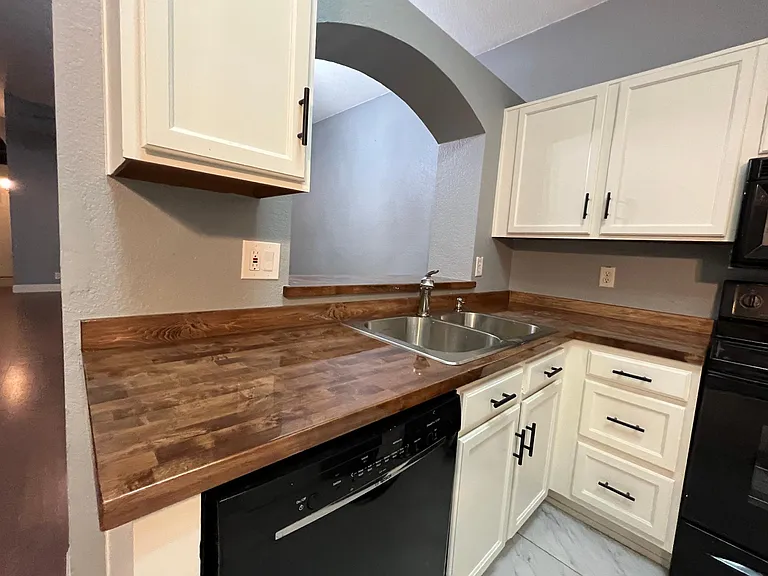 862 E Hearne Way — Photo 9