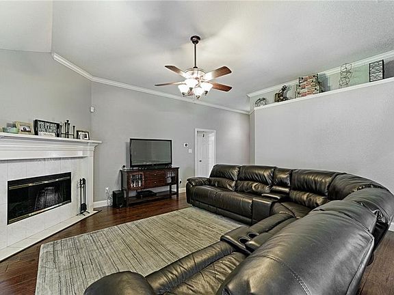 5th image of 225 Blossom Ln