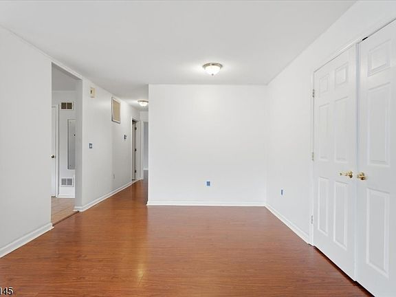 5th image of 179 Roseland Ave #7